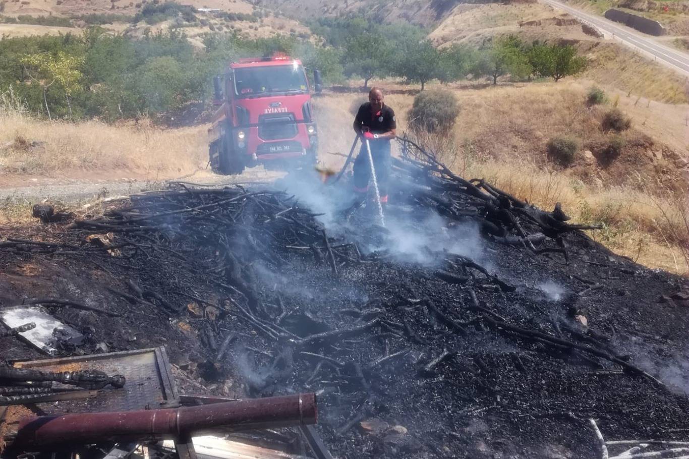 Malatya'da dört ilçede yangın: Evlere sıçramadan kontrol altına alındı