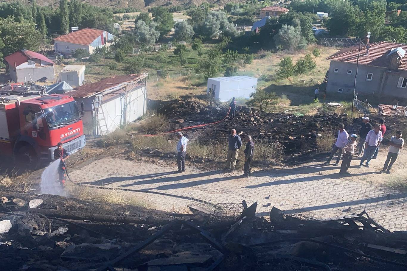 Malatya'da dört ilçede yangın: Evlere sıçramadan kontrol altına alındı