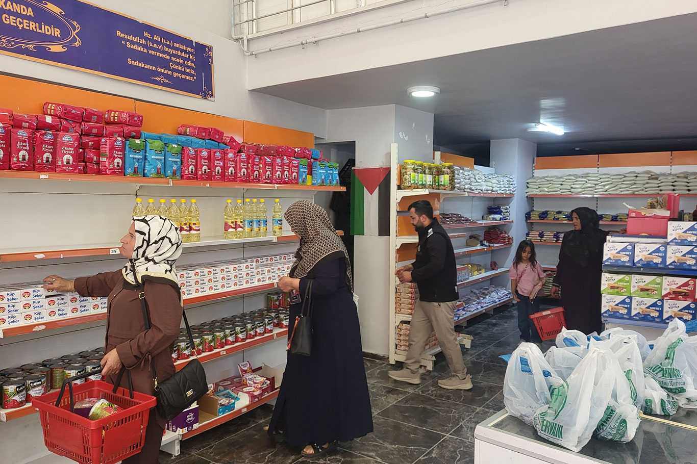 Umut Kervanı Van'da Umut Kart ile yüzlerce aileye umut oluyor