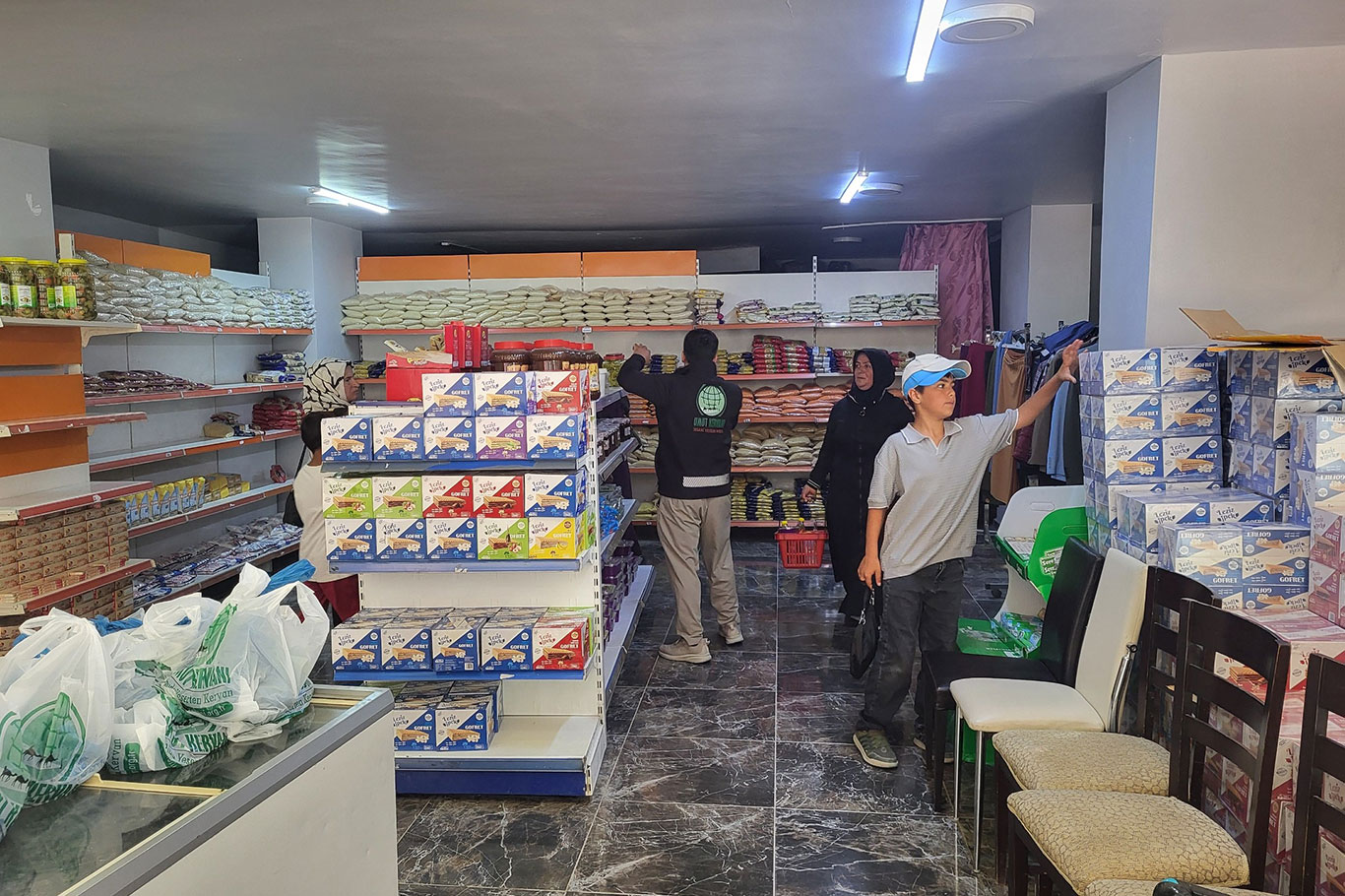 Umut Kervanı Van'da Umut Kart ile yüzlerce aileye umut oluyor