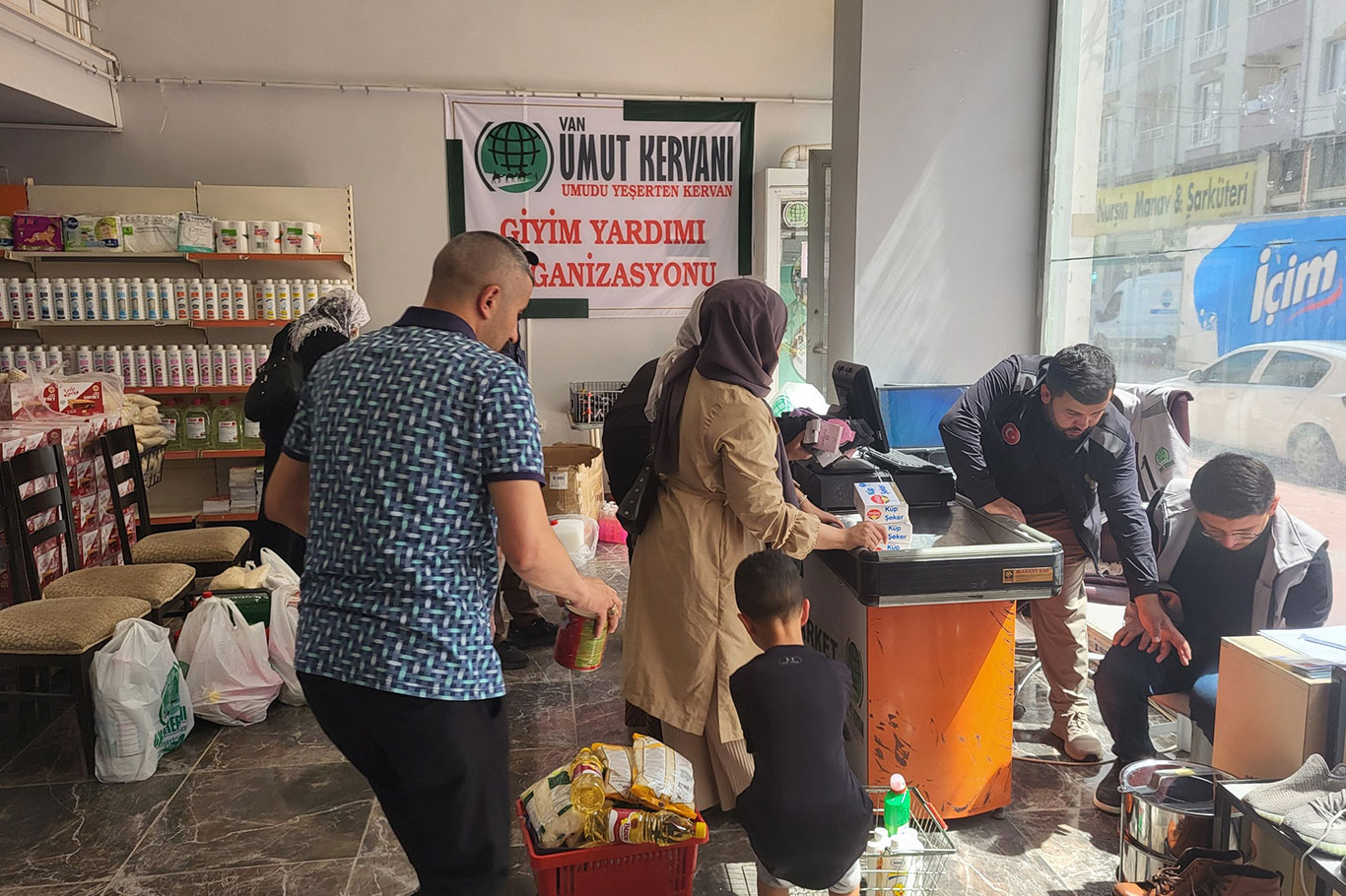 Umut Kervanı Van'da Umut Kart ile yüzlerce aileye umut oluyor