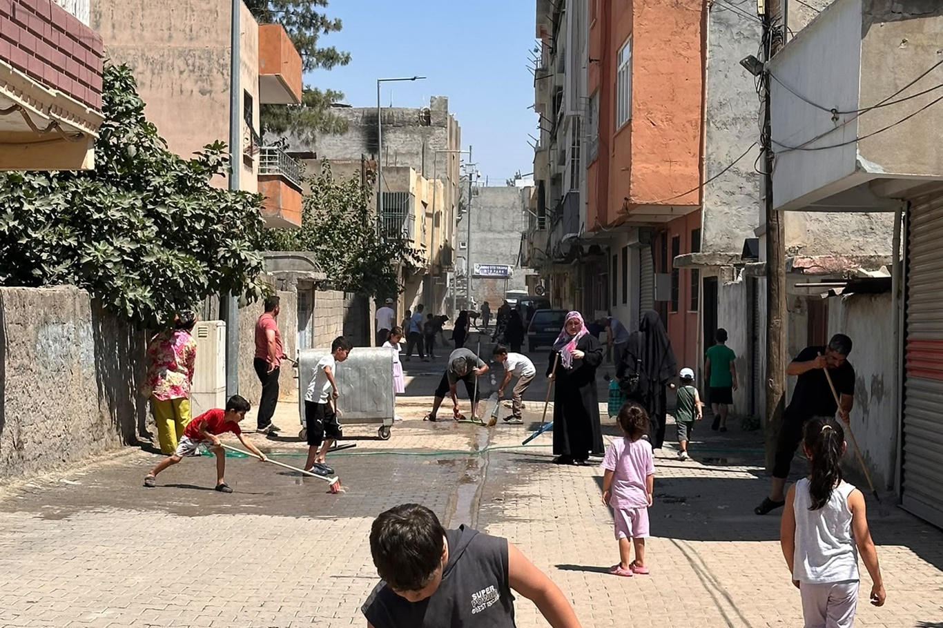 Mahalle sakinleri kendi sokağını temizledi