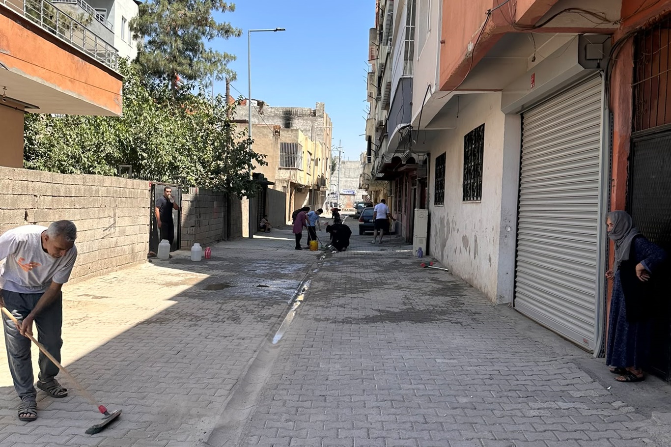 Mahalle sakinleri kendi sokağını temizledi