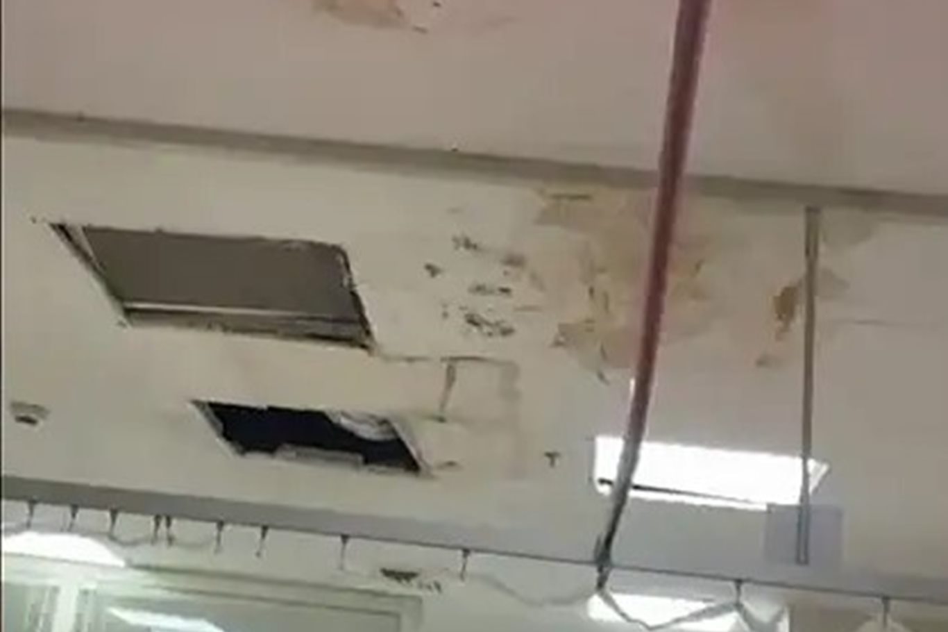 Siirt Eğitim ve Araştırma Hastanesi acil servisindeki paslı tavan tepkilere neden oldu