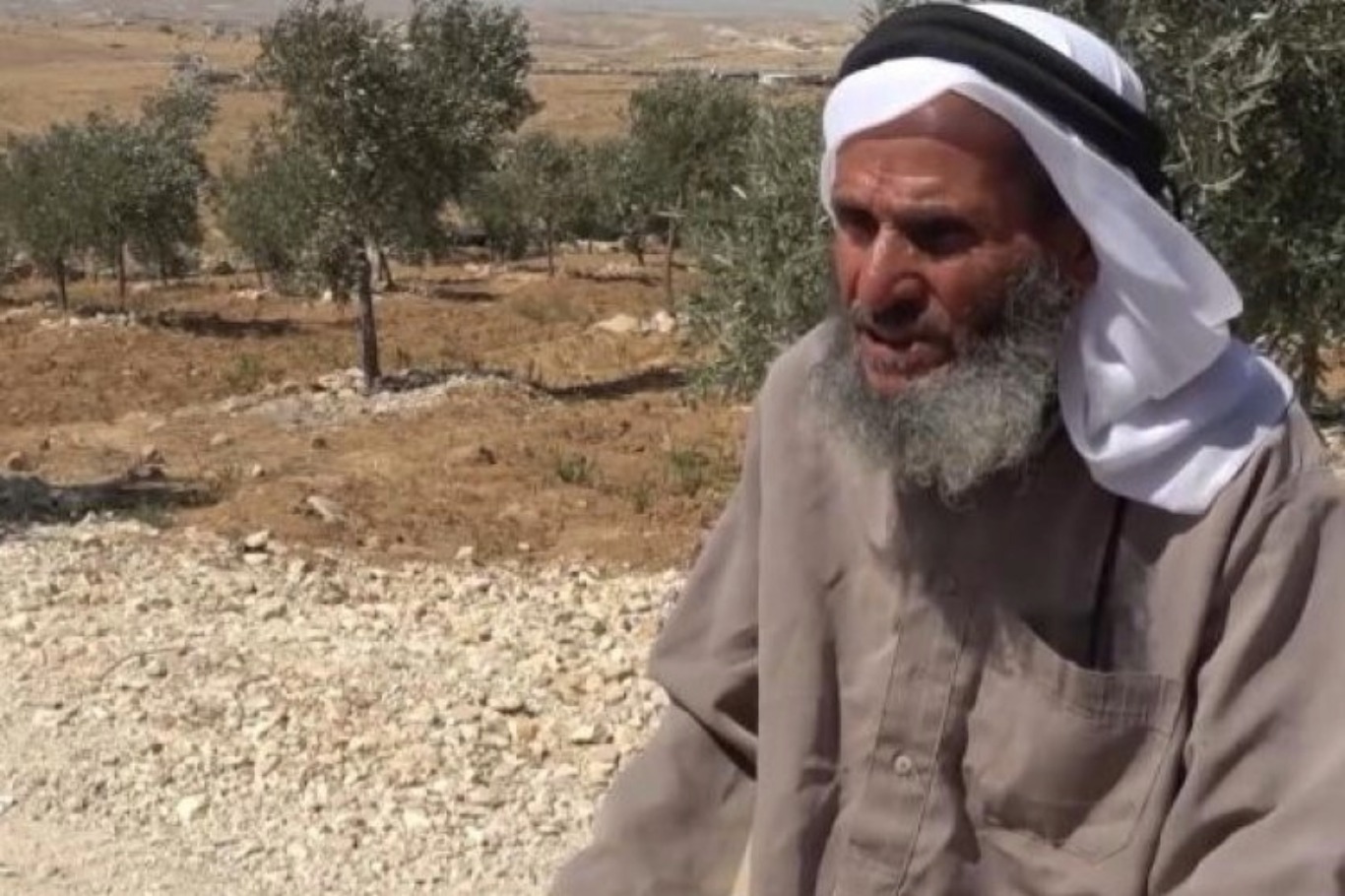 فلسطيني سبعيني يتحدى اعتداءات المستوطنين: لن أغادر أرضي وسأُدفن فيها