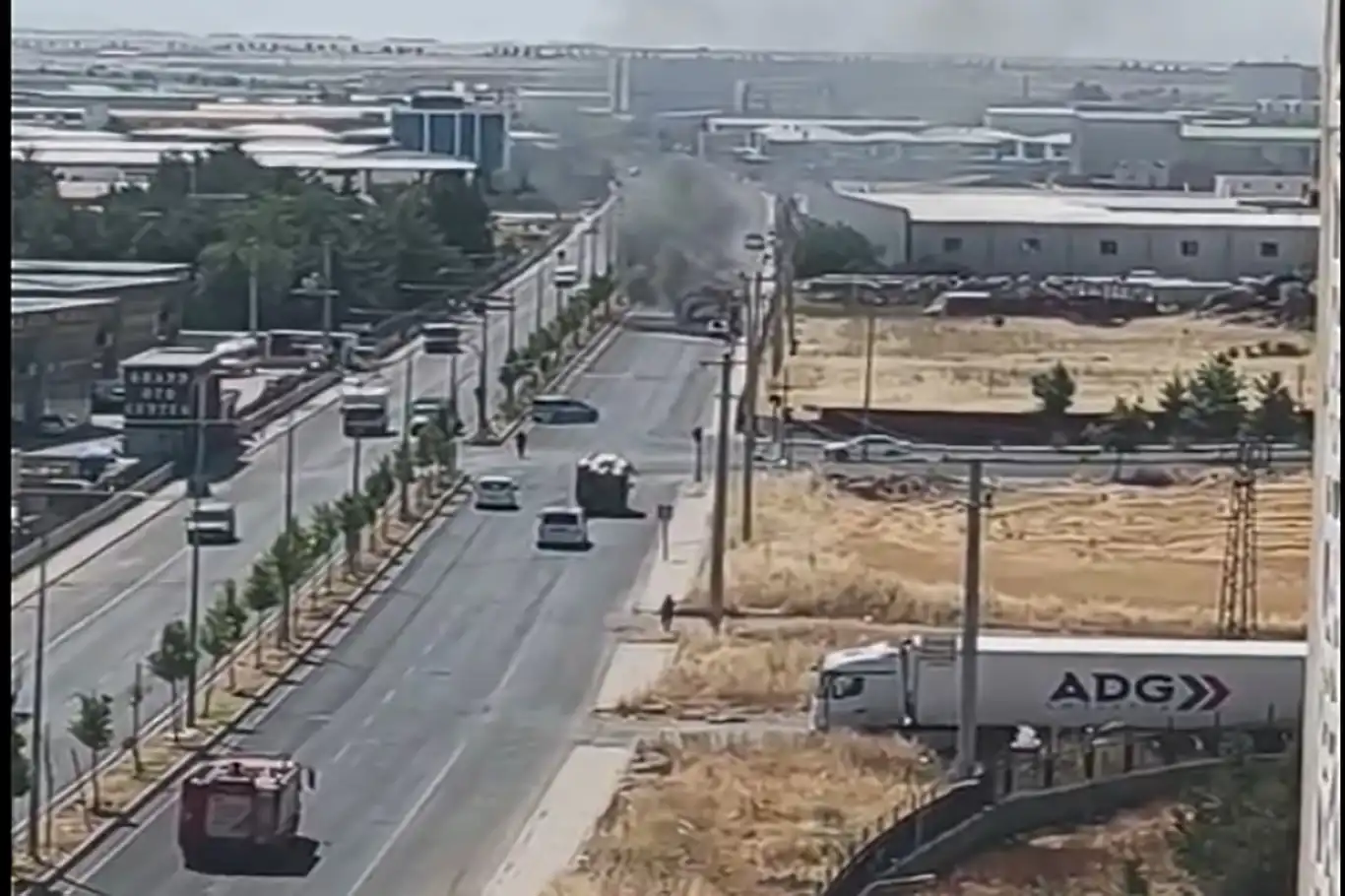 Diyarbakır'da seyir halindeki otomobil alevlere teslim oldu