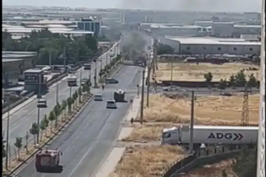 Diyarbakır'da seyir halindeki otomobil alevlere teslim oldu