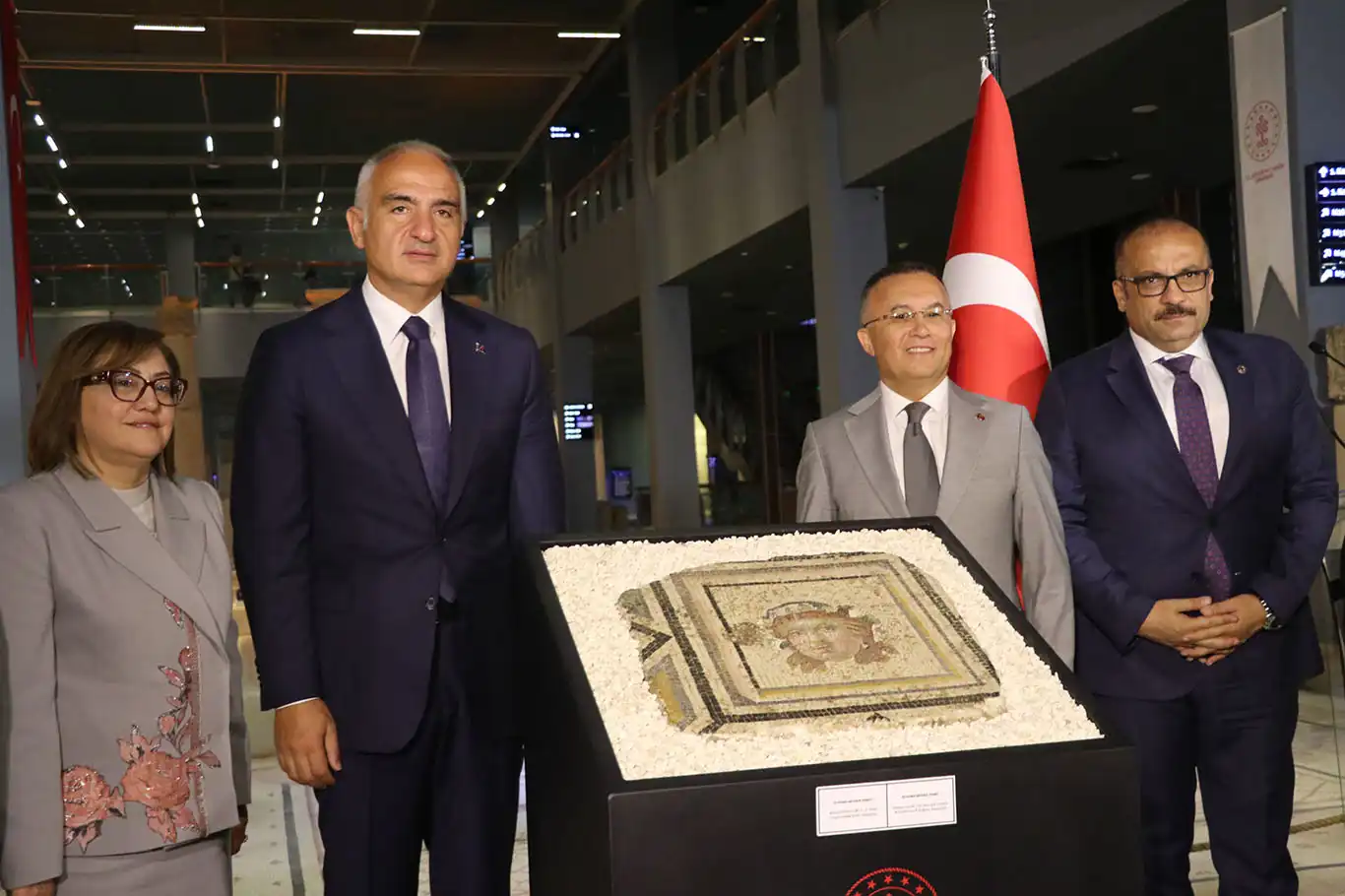 ABD'den iadesi sağlanan "Çingene kızı" mozaiğine ait 13'üncü panel Gaziantep'te tanıtıldı