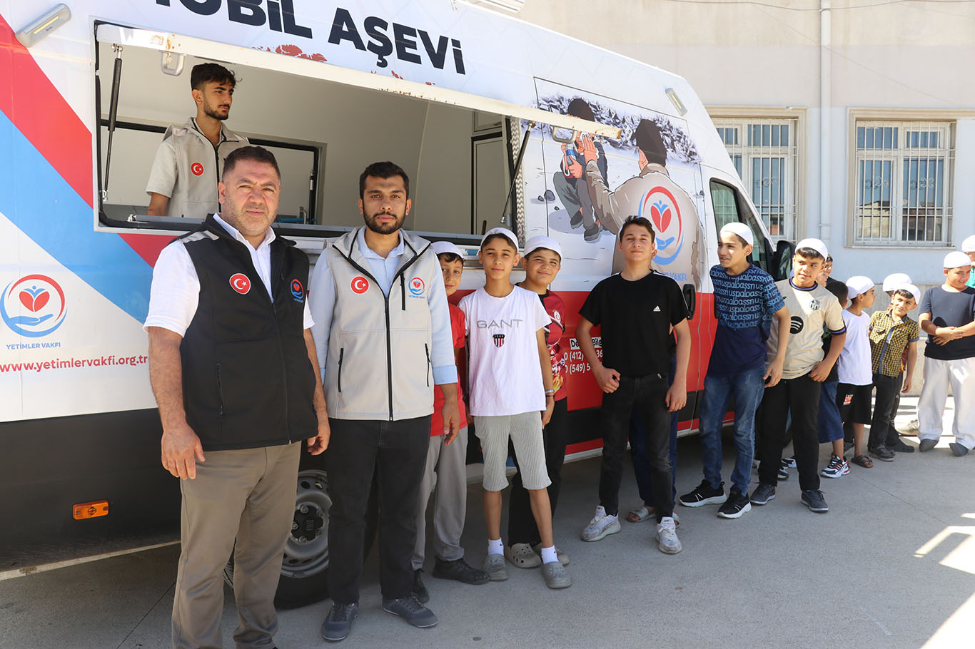Gaziantep Yetimler Vakfı'ndan Kur'an kursu öğrencilerine dondurma ikramı