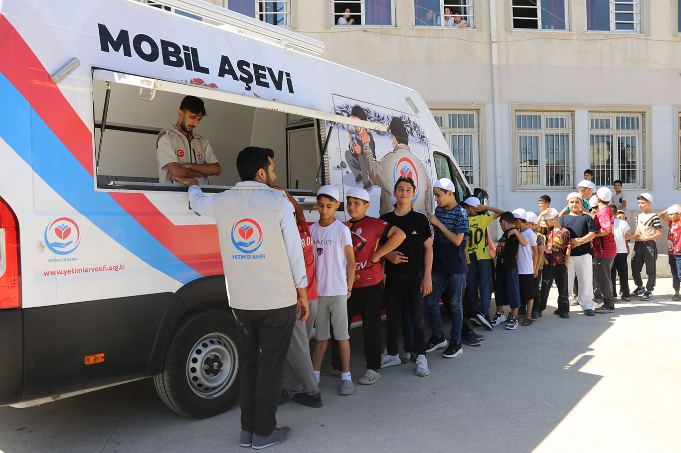 Gaziantep Yetimler Vakfı'ndan Kur'an kursu öğrencilerine dondurma ikramı