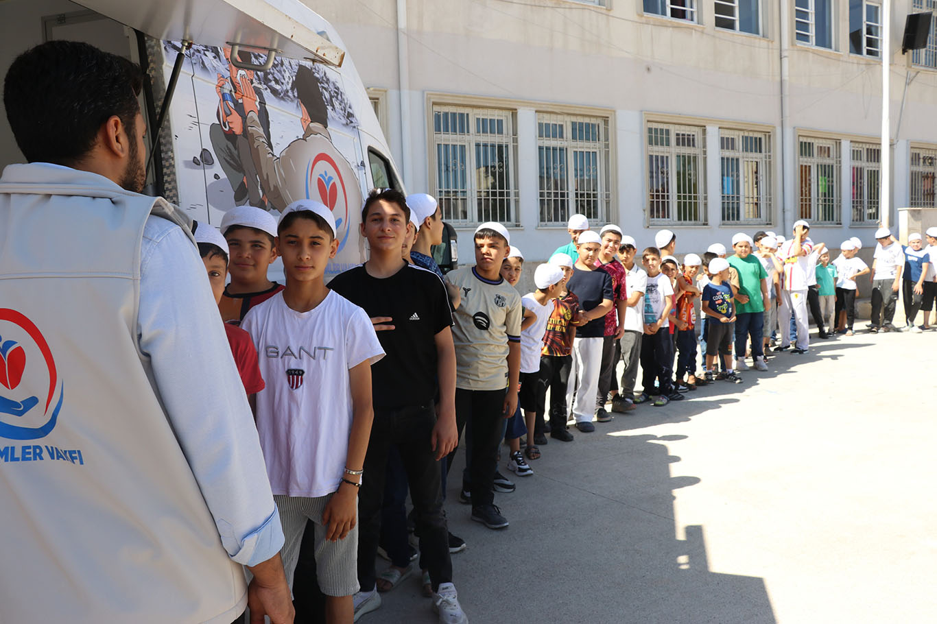 Gaziantep Yetimler Vakfı'ndan Kur'an kursu öğrencilerine dondurma ikramı