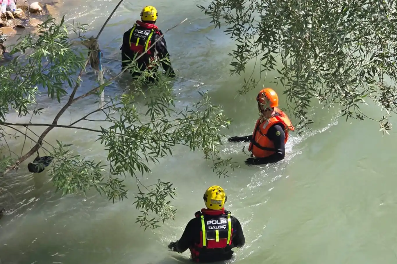 Habur Çayı'nda akıntıya kapılarak kaybolan genci arama çalışmaları devam ediyor