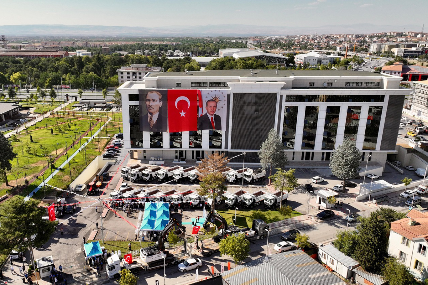 Yeşilyurt Belediyesi araç filosunu yeni iş makinalarıyla güçlendirdi
