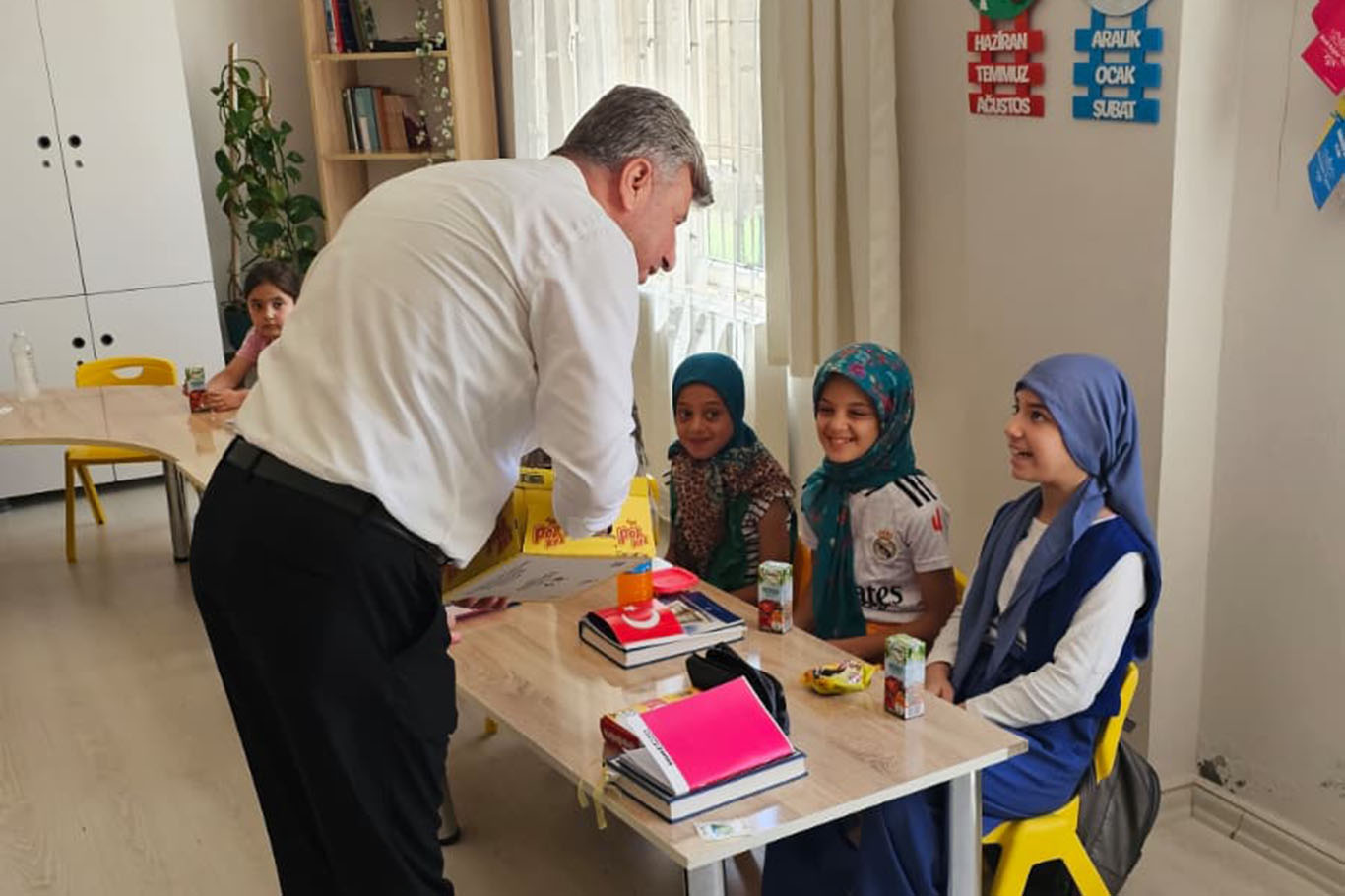 Belediye Başkanı Özhan, çocuklara eğitimin ve okumanın önemini anlattı