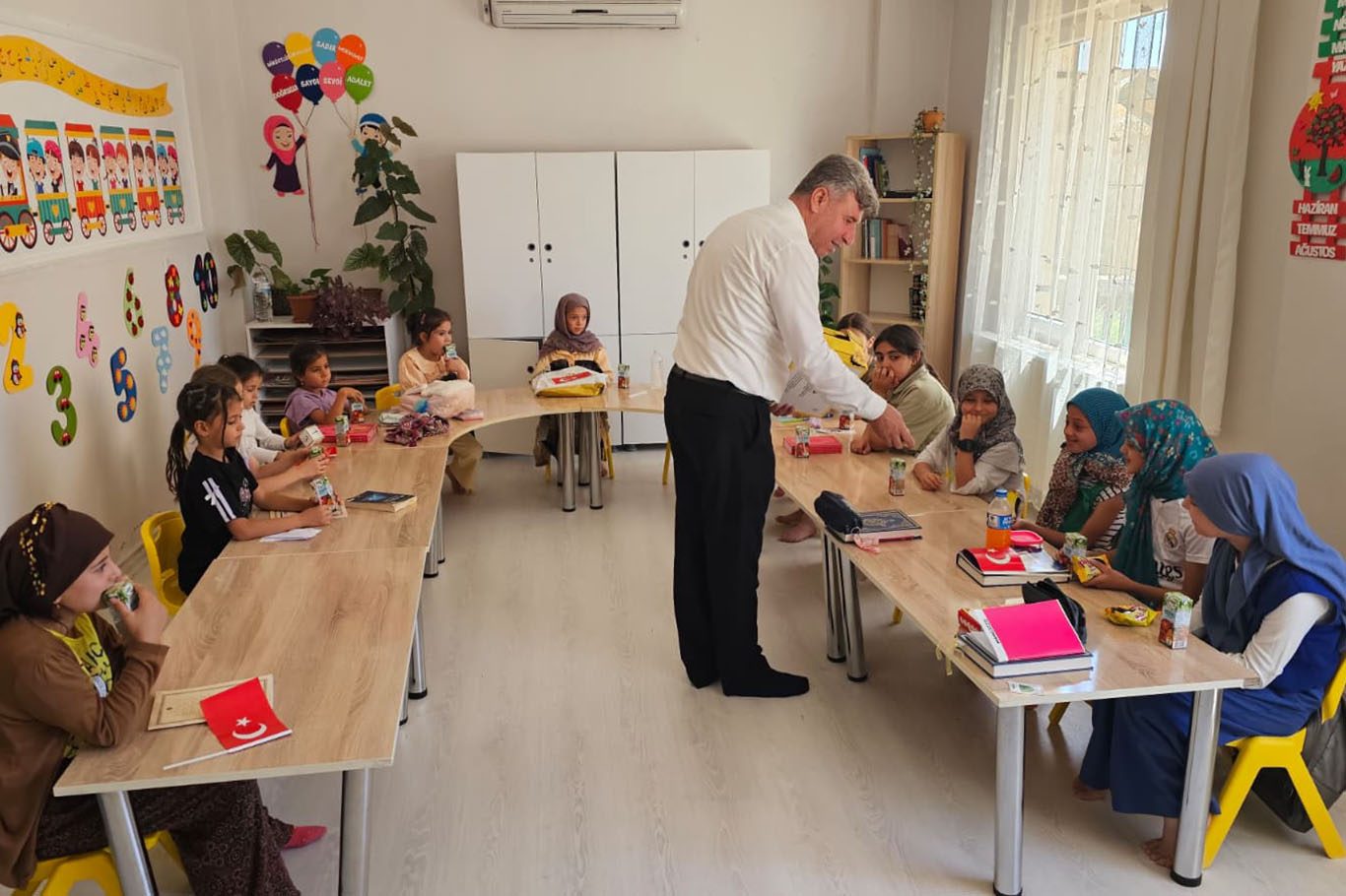 Belediye Başkanı Özhan, çocuklara eğitimin ve okumanın önemini anlattı