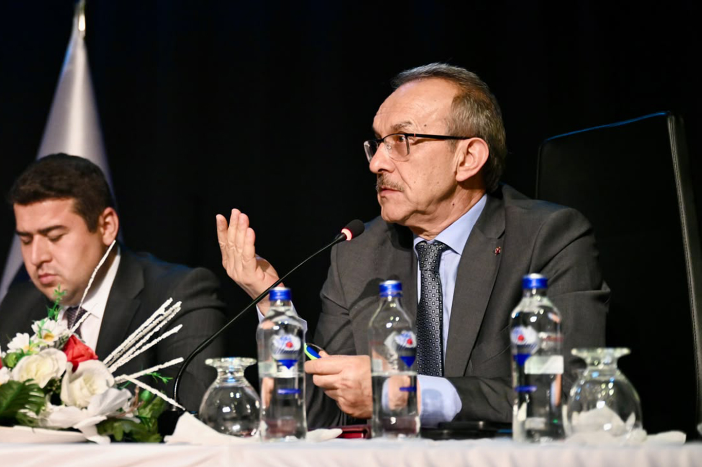Vali Yavuz'dan ağır hasarlı yapıların kullanılmasını savunanlara tepki 