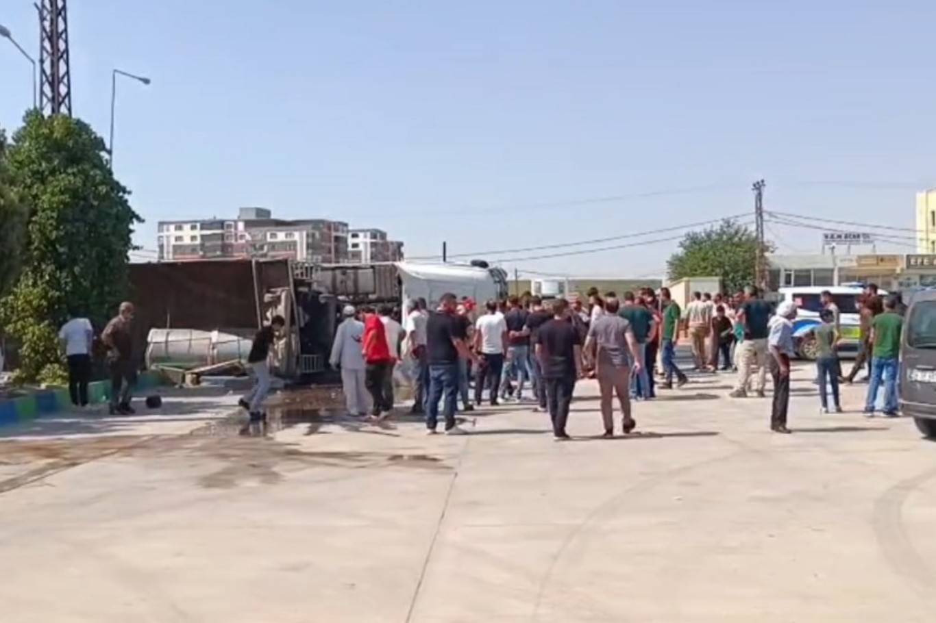 Mardin’de çelik sac rulosu yüklü tır devrildi