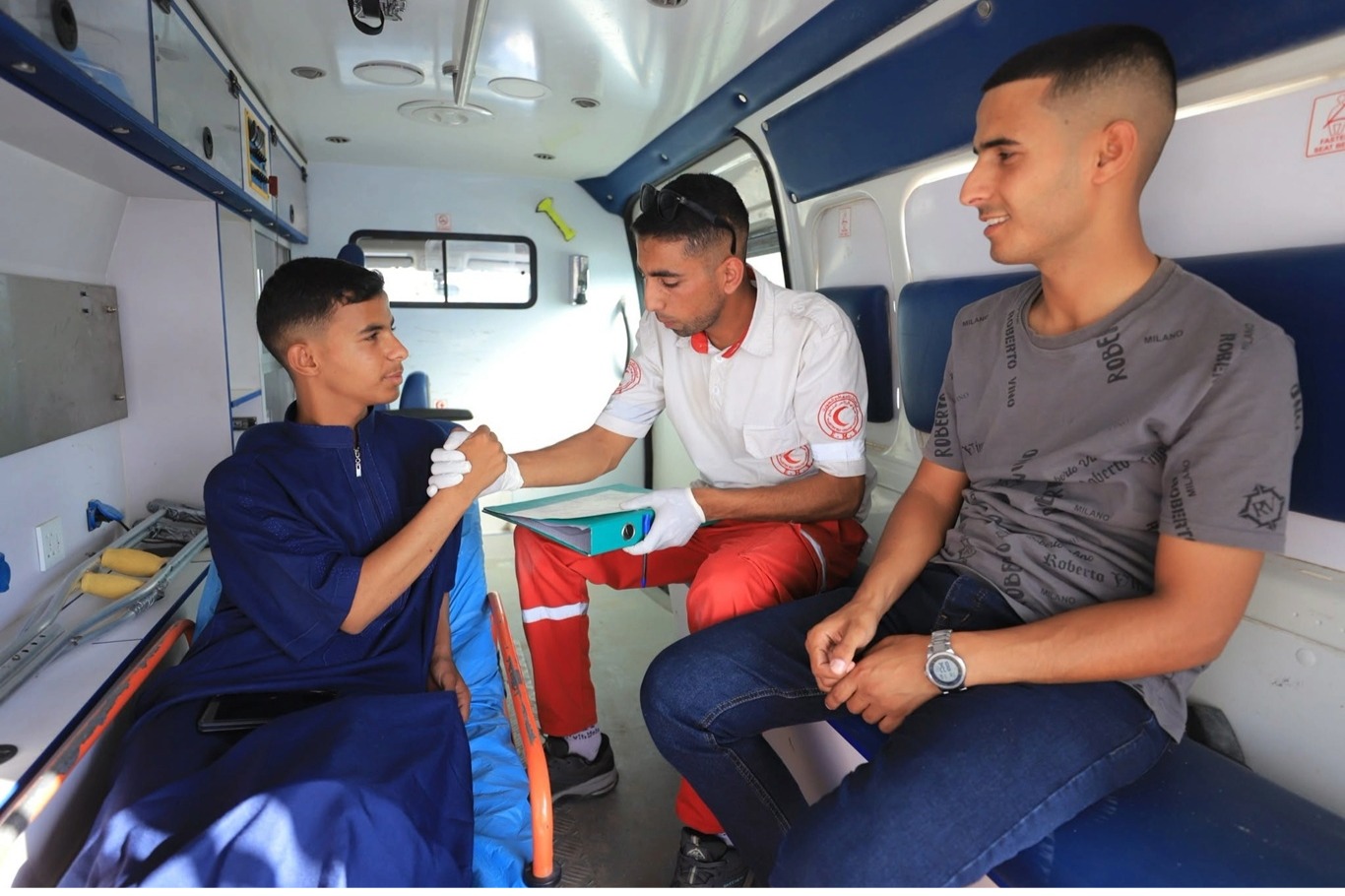 جمعية الهلال الأحمر الفلسطيني: إجلاء عشرات المرضى الفلسطينيين من غزة لتلقي العلاج