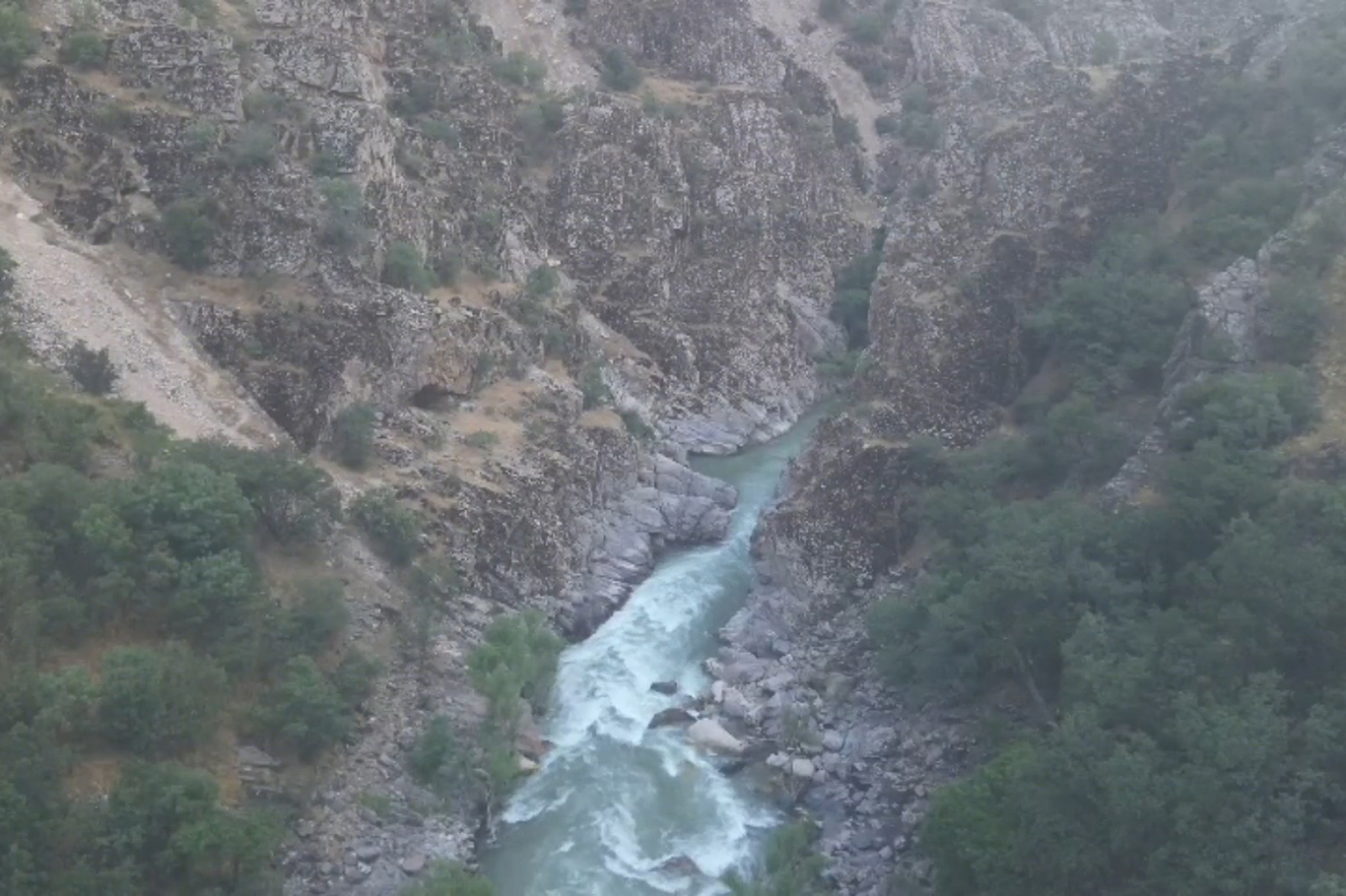 Habur-2 Çayı'nda kaybolan genci arama çalışmaları sınır ötesine taşındı