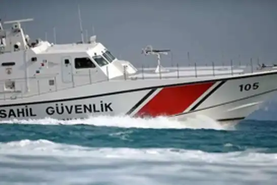 İstanbul'da makine arızası nedeniyle sürüklenen bottaki 5 kişi kurtarıldı