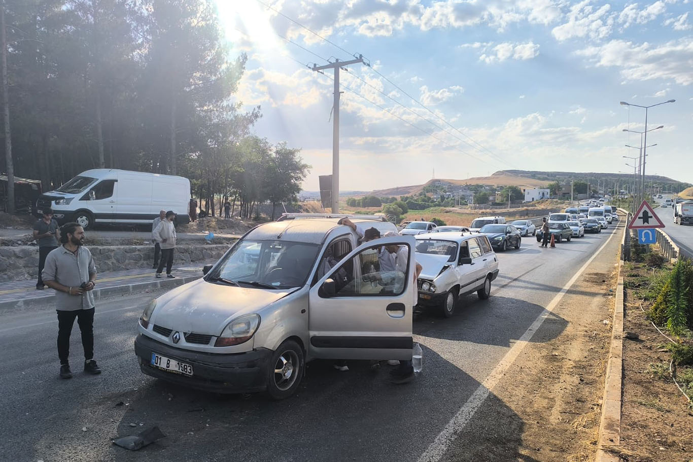 Diyarbakır-Mardin yolunda zincirleme kaza: 4 araç birbirine girdi