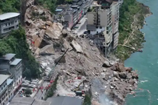 Çin'de heyelan: 8 kişi hayatını kaybetti, kayıp 34 kişi aranıyor