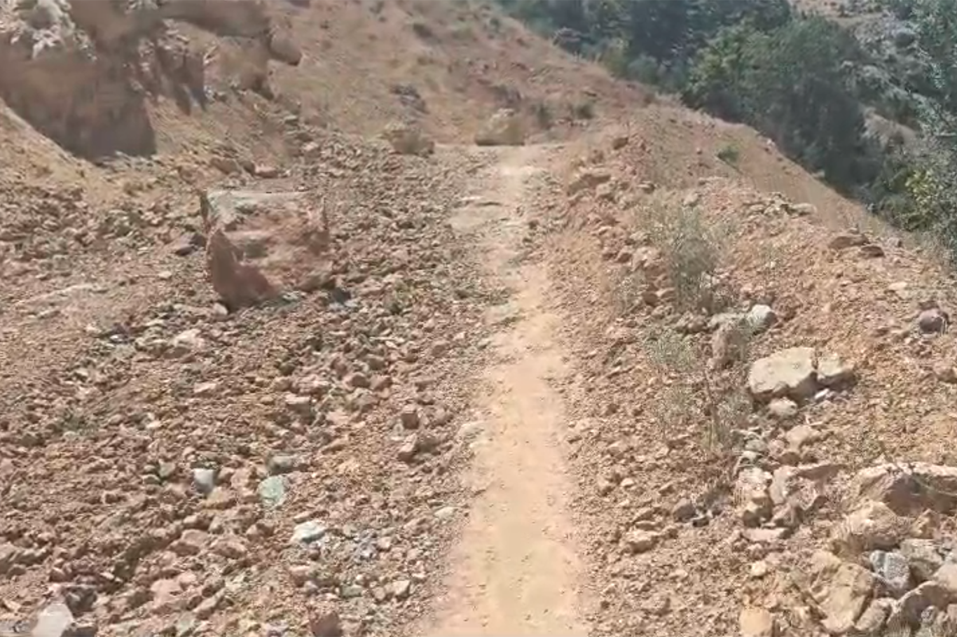 Bozuk yol nedeniyle kilometrelerce yürümek zorunda kalıyorlar