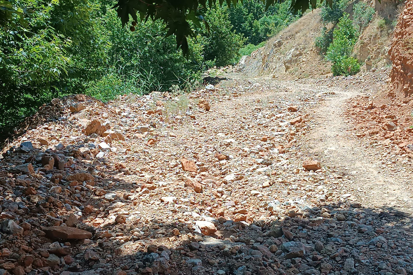 Bozuk yol nedeniyle kilometrelerce yürümek zorunda kalıyorlar