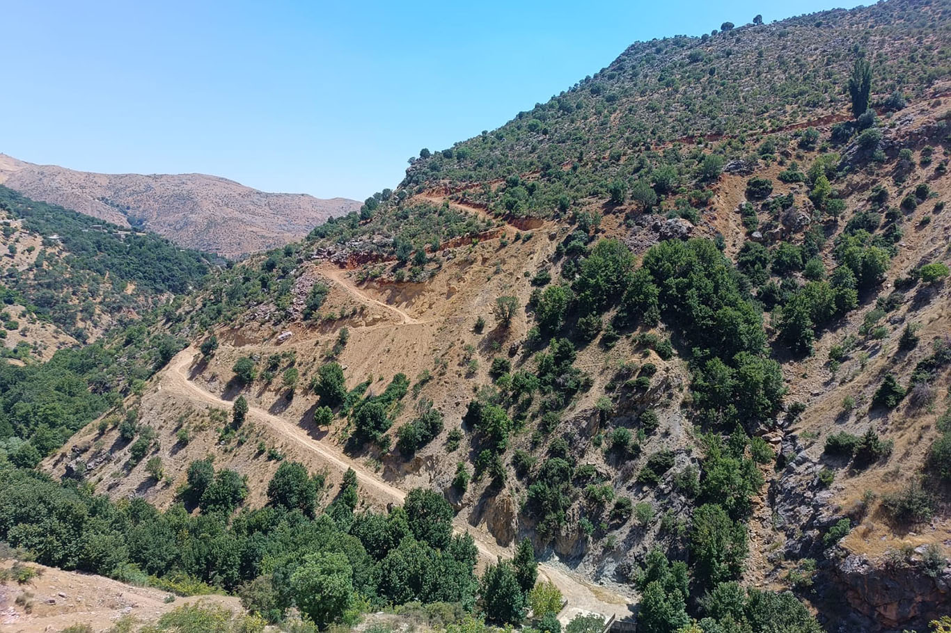 Bozuk yol nedeniyle kilometrelerce yürümek zorunda kalıyorlar