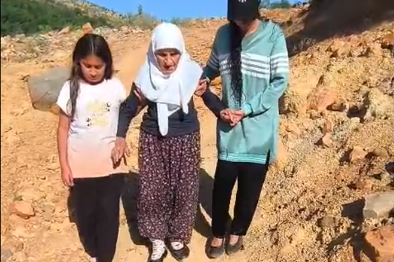 Bozuk yol nedeniyle kilometrelerce yürümek zorunda kalıyorlar