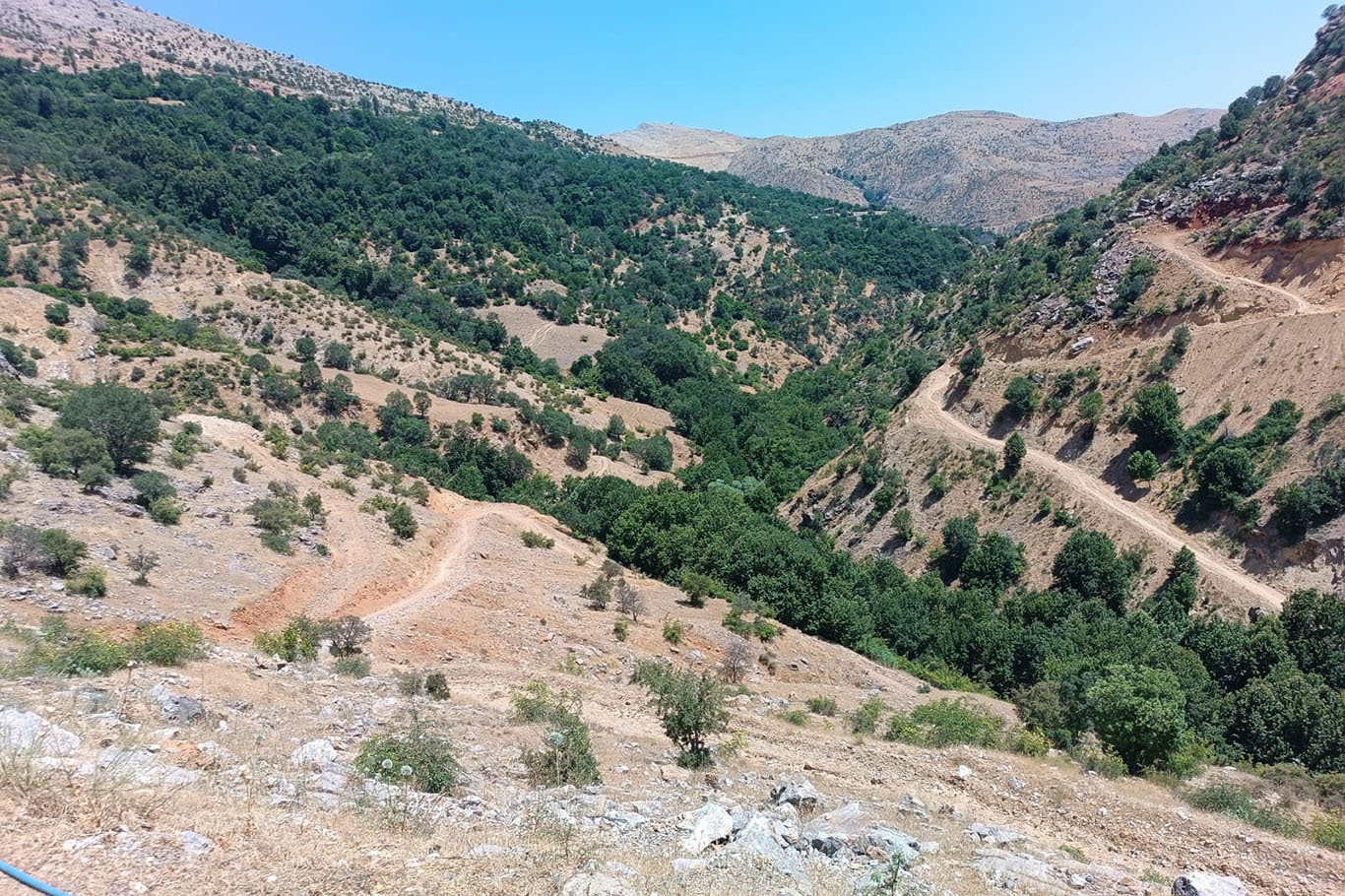 Bozuk yol nedeniyle kilometrelerce yürümek zorunda kalıyorlar