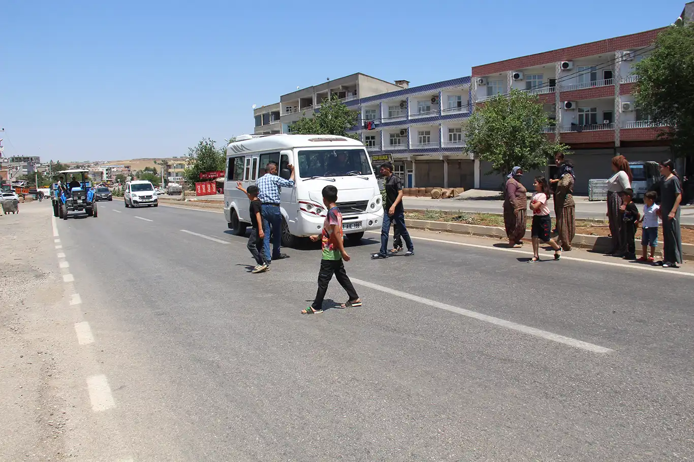 Mahalle sakinlerinden üst geçit çağrısı: Çocuklarımız her gün ölümle burun buruna