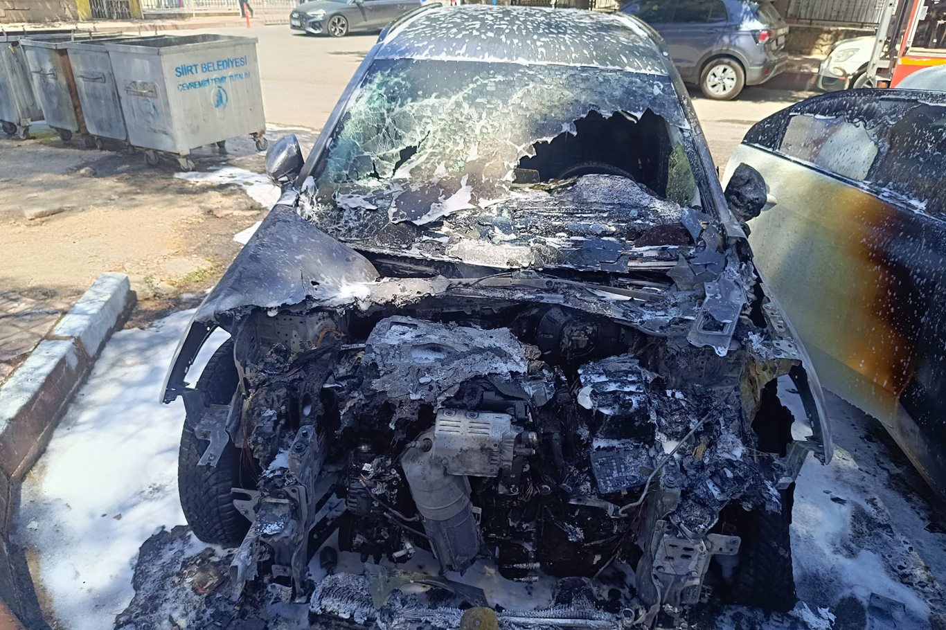Siirt'te park halindeki otomobil yandı, alevler diğer araca sıçradı