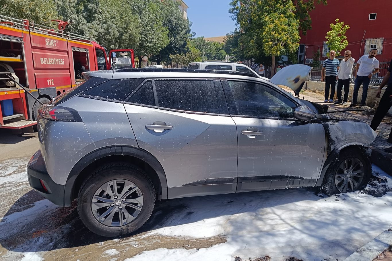 Siirt'te park halindeki otomobil yandı, alevler diğer araca sıçradı
