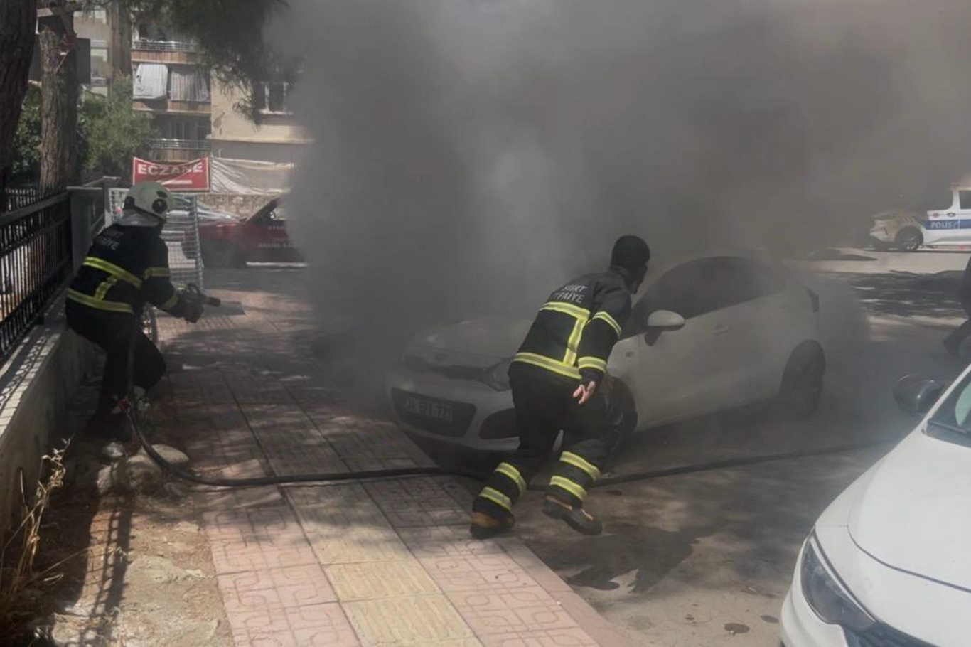 Siirt'te park halindeki otomobil yandı, alevler diğer araca sıçradı