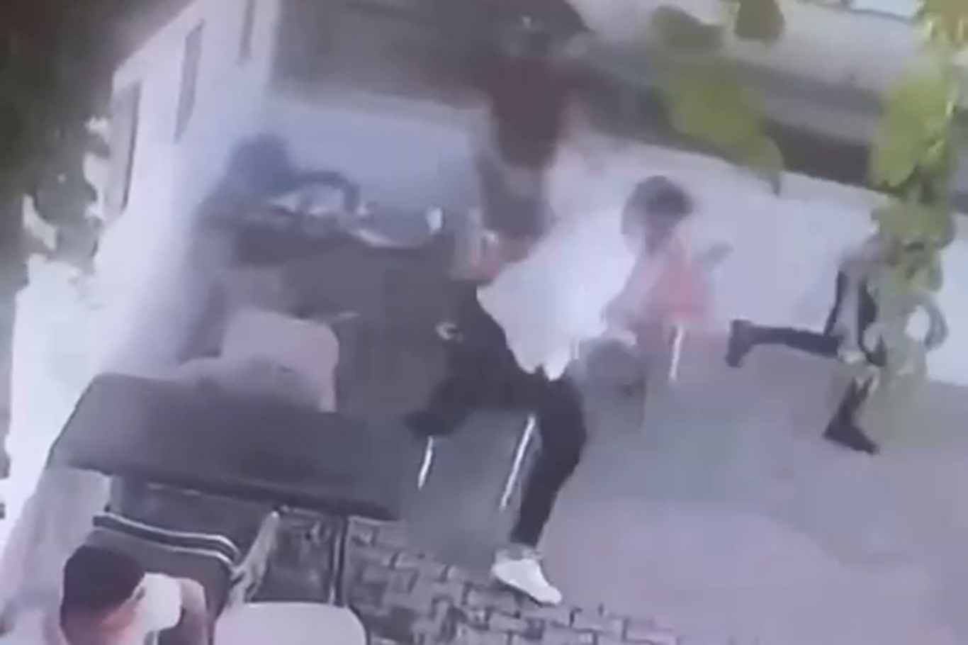 Depremin şiddeti farklı noktalarda kameralara yansıdı