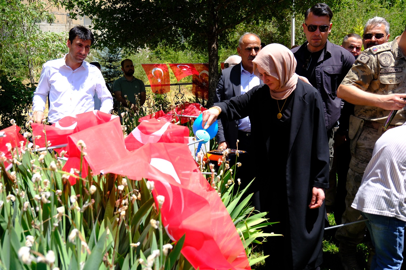 Sündüs Katliamı’nın 33’üncü yılında şehitler kabirleri başında anıldı 