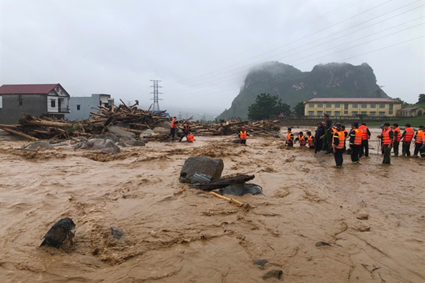 Deadly flash flood kills four, leaves four others missing in northern Vietnam