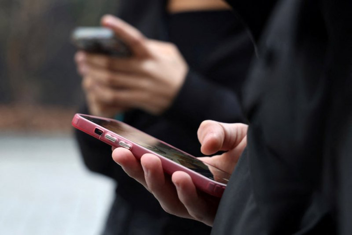 Czech government set to approve mobile phone ban in primary schools