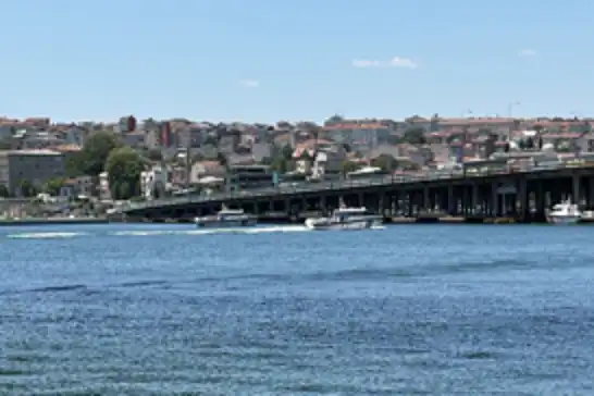 İstanbul Haliç'te tur teknesi köprü ayağına çarptı: Bir personel denizde kayboldu