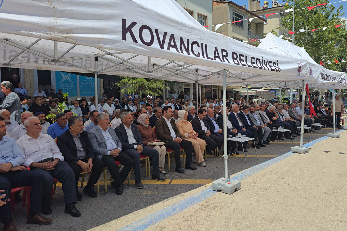 Kovancılar'ın yeni kalbi Merkez Camii dualarla hizmete açıldı