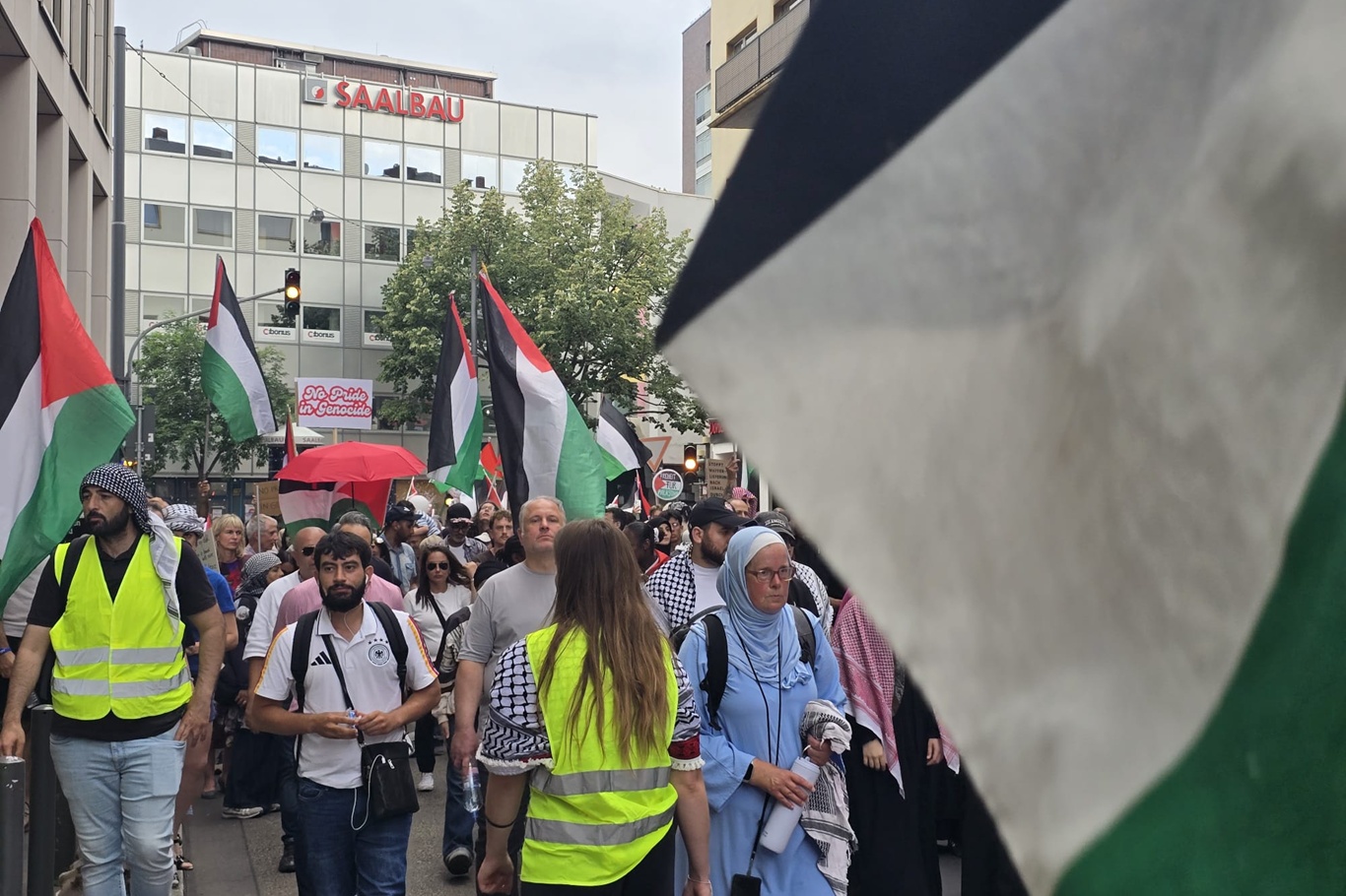 Thousands rally in Frankfurt in powerful show of solidarity with Gaza