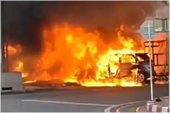 لە تایلەند ئۆتۆمبێلێکی بارهەڵگرێک بەسەر قەشەکانی بوداییدا ڕۆیشت: ٨ کەس کوژران