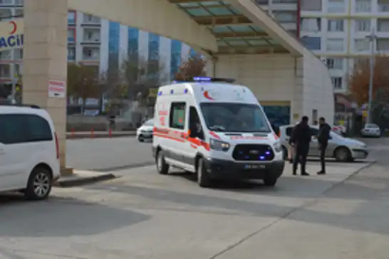 Siirt'te bariyerlere çarpan otomobil alev aldı: Bir yaralı