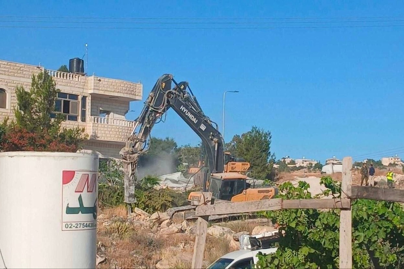 الاحتلال الصهيوني يهدم منزلاً ومنشآت زراعية في الضفة الغربية