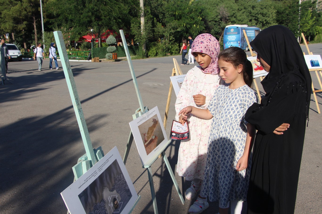 Mardin’de Gazze’deki soykırımın 1000’üncü günü dolayısıyla karikatür sergisi düzenledi 
