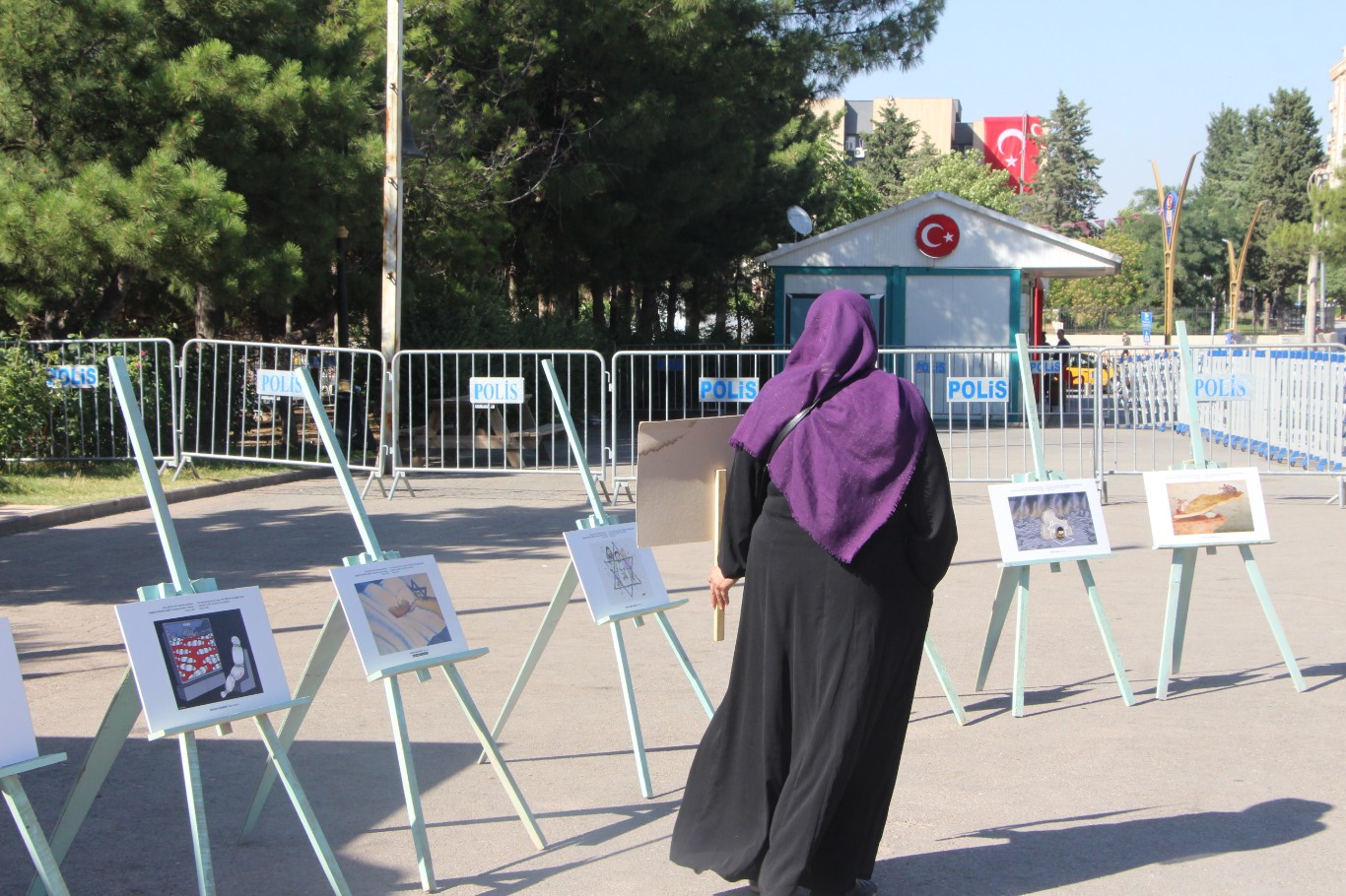 Mardin’de Gazze’deki soykırımın 1000’üncü günü dolayısıyla karikatür sergisi düzenledi 