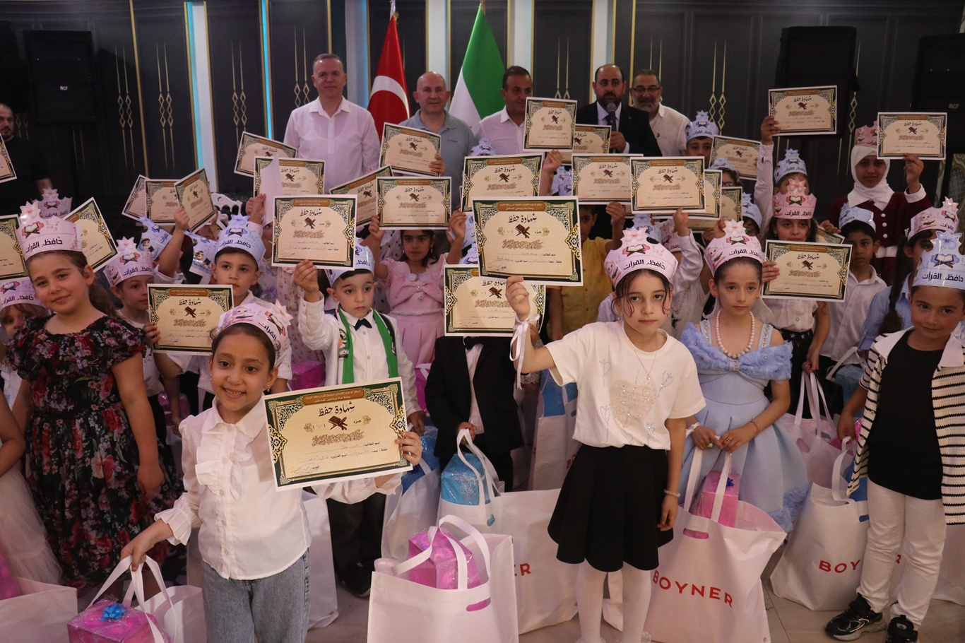 Muhacir çocuklar gurbette de Kur'an öğrenmekten geri durmuyor