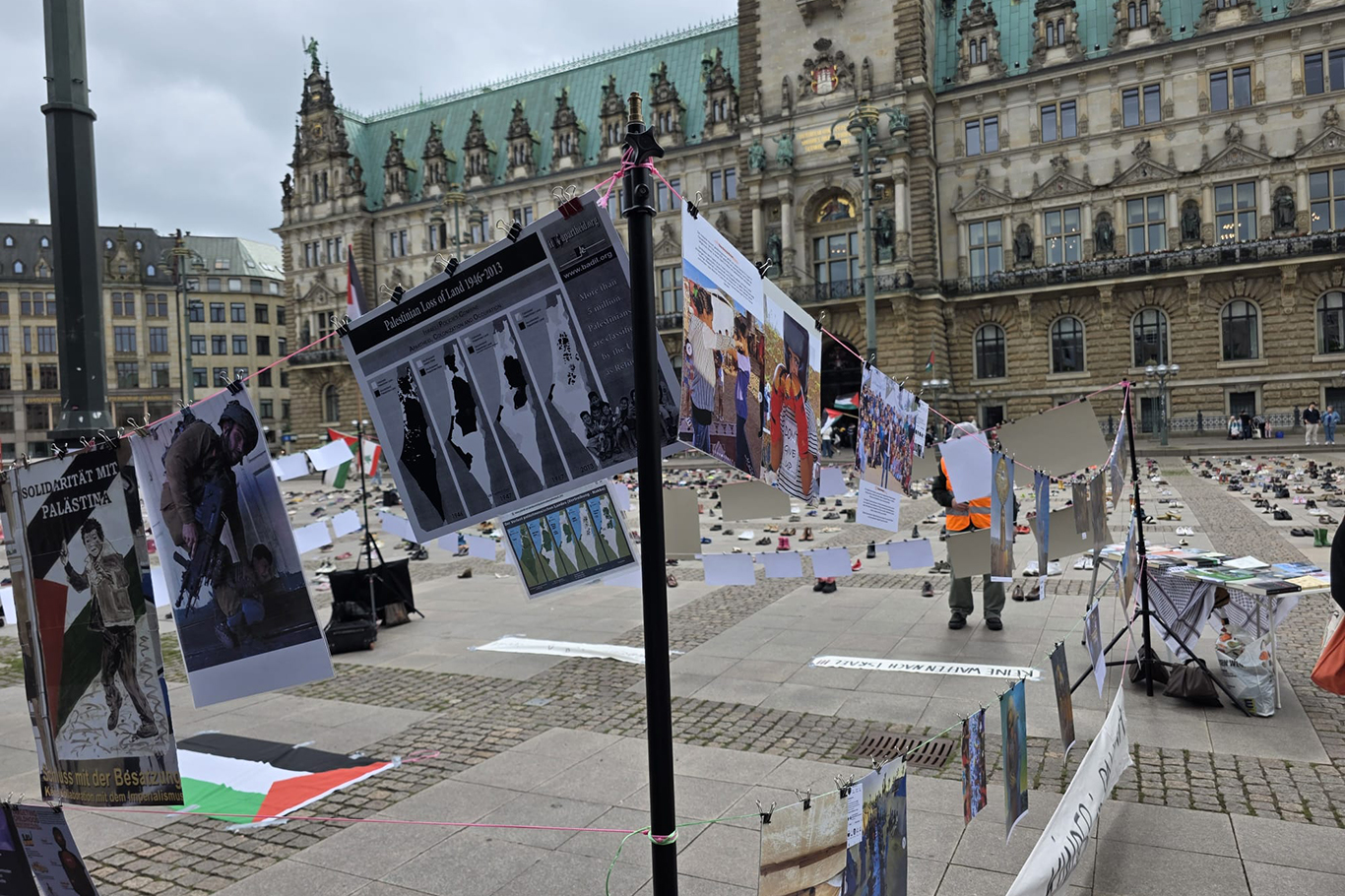 Hamburg'da Gazze için sessiz çığlık: Rathausmarkt'ta anma sergisi düzenlendi
