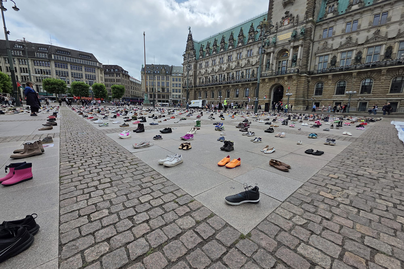 Hamburg'da Gazze için sessiz çığlık: Rathausmarkt'ta anma sergisi düzenlendi
